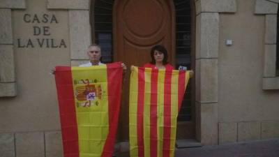 Maria Juncal con la bandera catalana al lado de su compañero de partido, Pedro J. Martínez. FOTO: DT