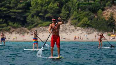 Instructor ense&ntilde;ando paddle surf. FOTO: Cedida