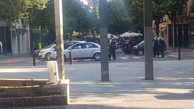 Patrullas de los Mossos y la Guàrdia Urbana en la calle de la Sardana este viernes. FOTO: A. Mariné