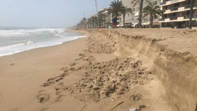 El temporal ha dejado un gran escalón en la orilla en la playa de Calafell.