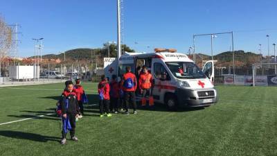 Cruz Roja ha impartido el taller a los jóvenes deportistas.