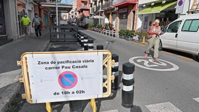 Valla con la información de la prueba piloto en la calle Pau Casals, en el puerto. FOTO: ALFREDO GONZÁLEZ