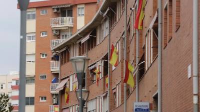 Acumulación de banderas españolas en un edificio de Campclar. Foto: Lluís Milián