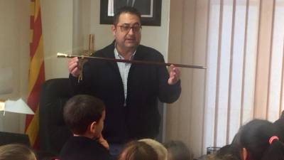 Joan Piñol ensenya la vara d'alcalde a escolars. La tornarà a tenir quatre anys més. FOTO: Aj. Móra d'Ebre