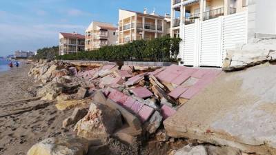 Una acera hundida por los efectos de los temporales en El Vendrell. FOTO: DT