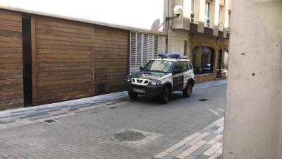 El vehículo de la Guardia Civil en Vila-seca, esta mañana de viernes. FOTO: DT