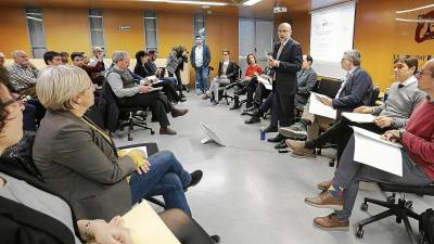 El catedrático Sergio Nasarre dirigió el debate sobre vivienda con los siete candidatos. FOTO: Pere Ferré