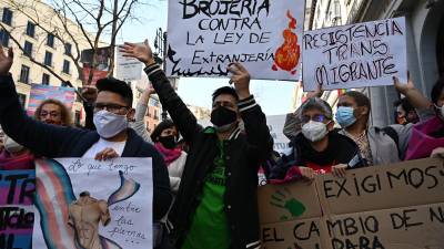 Un grupo de manifestantes reclama ante el Ministerio de Igualdad, en Madrid, la aprobación urgente de la Ley Trans. FOTO: EFE