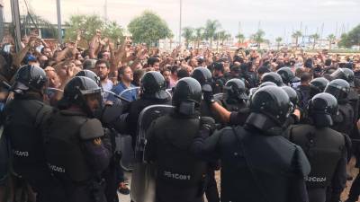 Pla general de desenes de Guàrdies Civils a les portes del pavelló firal de la Ràpita impedint el pas dels ciutadans que esperaven per votar. FOTO: ACN