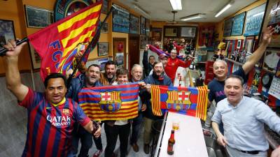 Varios aficionados festejan la victoria y el título liguero en la peña barcelonista de la Plaça de la Font, epicentro de las celebraciones azulgranas en Tarragona. Foto: Pere Ferré
