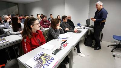Una clase de esta semana en la academia Aula Magna de Tarragona con alumnos que se forman para oposiciones a Mossos. Foto: Pere Ferré