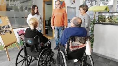 Los tres fundadores de la asociación en el centro de día en el que ‘nació’. FOTO: Alba Mariné