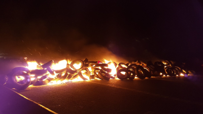 Neumáticos ardiendo, a primera hora de la mañana, en la AP7 entre SantCeloni y Hostalric. FOTO: @CDRCatOficial