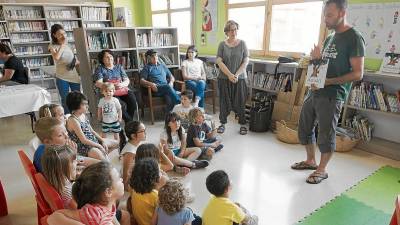 Ahir a la tarda la biblioteca de la Sénia va acollir la jornada per als menuts. FOTO: Joan Revillas