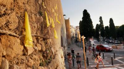 Els llaços grocs penjats a la muralla de Tarragona han portat molt soroll. PERE FERRÉ