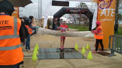 Ivet Farriols, ganadora absoluta femenina en La Ràpita, entrando a meta. Foto: ATE