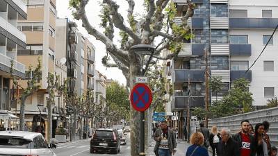 La calle Barcelona es uno de los puntos de Salou donde se concentran las viviendas de uso turístico. FOTO: pere ferré