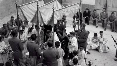 Processó de Corpus, amb el Pali, a la plaça del Pla de Tivissa, l’any 1950, una de les fotos de la mostra. FOTO: JOAN CUXART VIVES (ACRE)