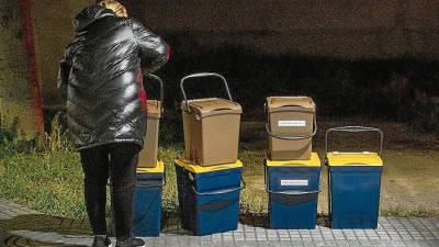 L’Ajuntament de Flix ha repartit cubells entre la població per tal de fomentar el reciclatge. FOTO: JOAN REVILLAS