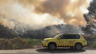 Imagen de un vehículo del SEM durante las actuaciones por el incendio en la Ribera d'Ebre. FOTO: SEM