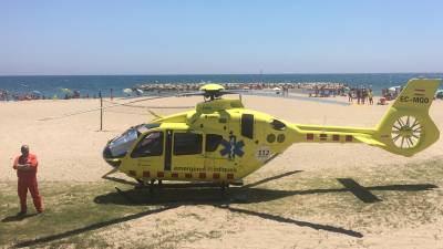 Es el segundo accidente en las playas de Cambrils que han requerido transporte aéreo. FOTO: Jorge J. Martínez