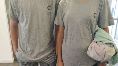 Los dos jóvenes, con la ropa del kit de supervivencia en las dependencias policiales. Foto: DT