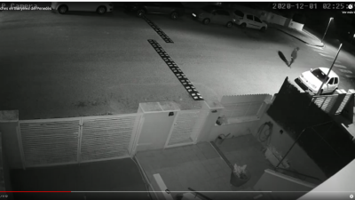 Una cámara ha captado al individuo intentando abrir coches.