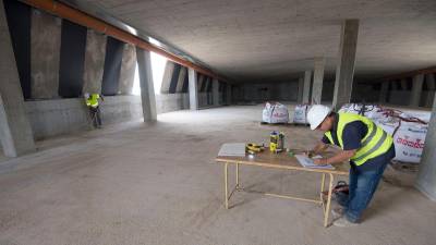 Interior dels baixos del pont Lo Passador, un espai de 1.000m2 on aquesta setmana s’han iniciat les obres per construir el nou Pavelló Fluvial de Deltebre. FOTO: Joan Revillas