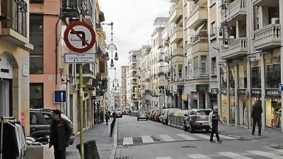 La calle Unió pide mejoras para recuperar su dinamismo. FOTO: dt