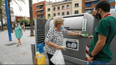 Los nuevos contenedores de Tarragona funcionan con tarjeta. PERE FERRÉ