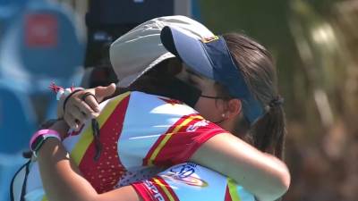 La arquera tarraconense Elia Canales abraza a su compañera tras perder en el duelo directo por una plaza en los Juegos Olímpicos de Tokio 2021.