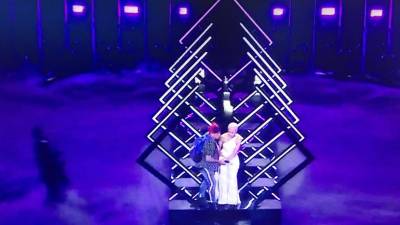 Momento en el que el espontáneo salta al escenario de Eurovisión y roba el micro a la cantante