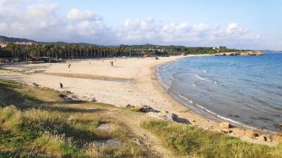 Imagen de la playa de la Arrabassada sin gente tras ser desalojada. Estrella Sánchez