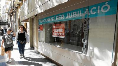 Imagen de ayer de un negocio que ha cerrado recientemente por jubilación en la Rambla Vella de la ciudad de Tarragona. FOTO: Pere Ferré