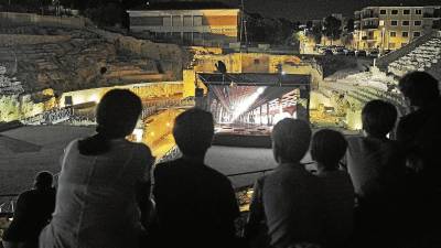 El público sentado en las gradas del Amfiteatre, con la pantalla en la arena. Foto: Alfredo González