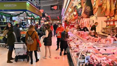 El Mercat Central de Reus lleno de clientes el día 30 de diciembre al mediodía. FOTO: ALFREDO GONZALEZ