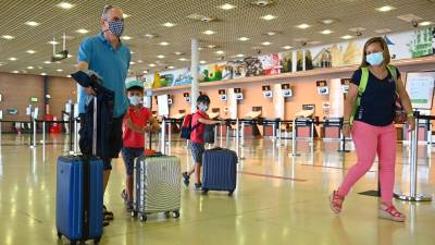 Azahara Izquierdo y su familia embarcaron ayer hacia Ibiza desde el Aeropuerto de Reus para acudir a una boda. FOTO: ALFREDO GONZÁLEZ