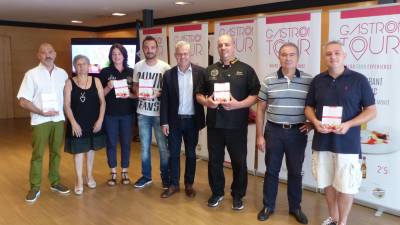 Foto de família dels diferents guanyadors de l’edició d’enguany, la sisena, del Gastrotour de Salou. Foto: Aj. Salou