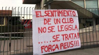 Con esta pancarta ha amanecido hoy el Estadi. Foto: Alfredo González