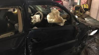 El impacto fue tan fuerte que los airbags saltaron cuando el coche colisionó con la farola.