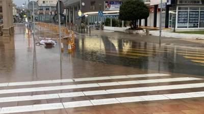 La calle anexa a la plaza del puerto, inundada en un día de lluvia.