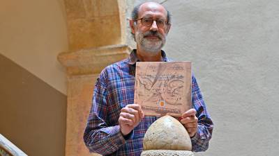 El investigador Jordi López en la sede de la Reial Societat Arqueològica. FOTO: alfredo gonzález