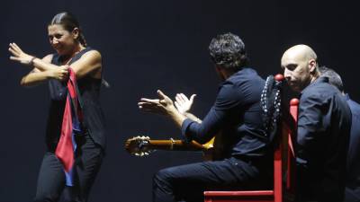 Sara Baras en los primeros minutos de su espectáculo ‘Sombras’ en el Parc del Pinaret. FOTO: PERE FERRÉ