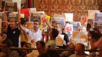 Partidarios de la independencia protestan en el pleno del Ayuntamiento de Tarragona en el que se aprobó una moción antireferéndum. Foto: Ll. Milián