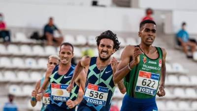 Oukhelfen, tirando del grupo en el Campeonato de España absoluto de los 5.000 m. que ganó. FOTO: Cedida
