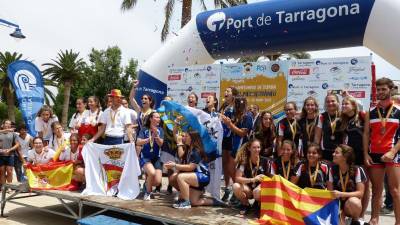 El equipo cadete femenino del CN Flix, a la derecha, celebra su bronce en el Campeonato de España. Foto: Cedida