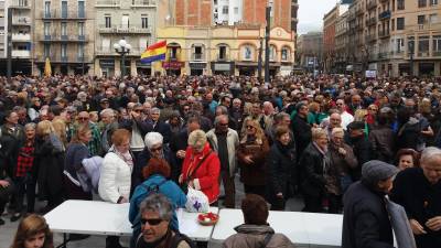 La concentración ha tenido lugar este mediodía en la Plaça Corsini. Foto: Àngel Juanpere