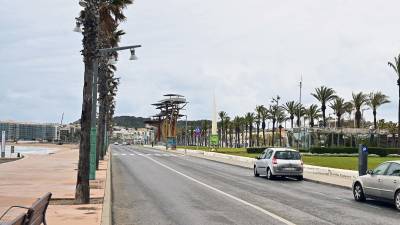 El trazado de Pau Casals discorre paralelo a la playa, entre el paseo marítimo y la zona verde que alberga la escultura de Mariscal. FOTO: Alfredo González