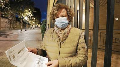 Carmen Sanromà, vecina de Tarragona, mostrando la notificación del impuesto de emisiones, ayer. FOTO: PERE FERRÉ