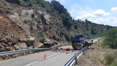 Aspecto de la carretera tras desprenderse las piedras. Foto: Diputació de Tarragona